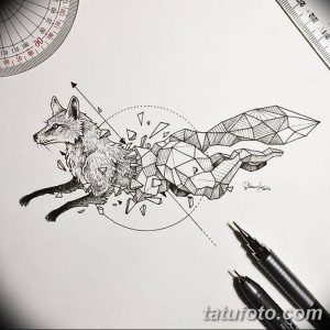 Черно-белый эскиз татуировки с изображением бегущего лиса, частично состоящего из геометрических фигур. Детализированный и динамичный рисунок.